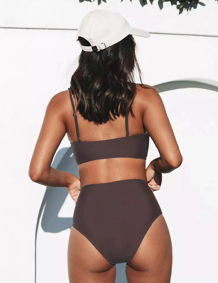 Bikini set met hoge taille voor een trendy en flatterende look. Gemaakt van spandex, draadloze ondersteuning met kussens, V-hals en twist details. Maattabel beschikbaar voor 21 levendige kleuren.