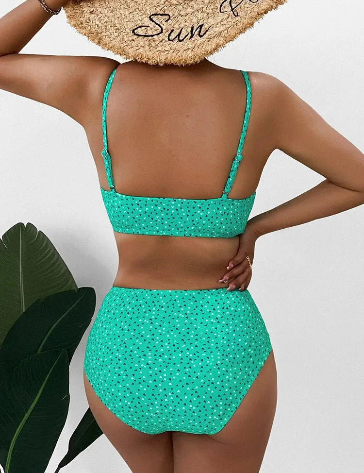 Bikini set met hoge taille voor een trendy en flatterende look. Gemaakt van spandex, draadloze ondersteuning met kussens, V-hals en twist details. Maattabel beschikbaar voor 21 levendige kleuren.