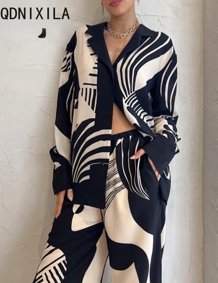 Sophie | Tweedelige set in zwart en wit in de kleur Zwart voor dames in stijl ideaal voor de zomer.