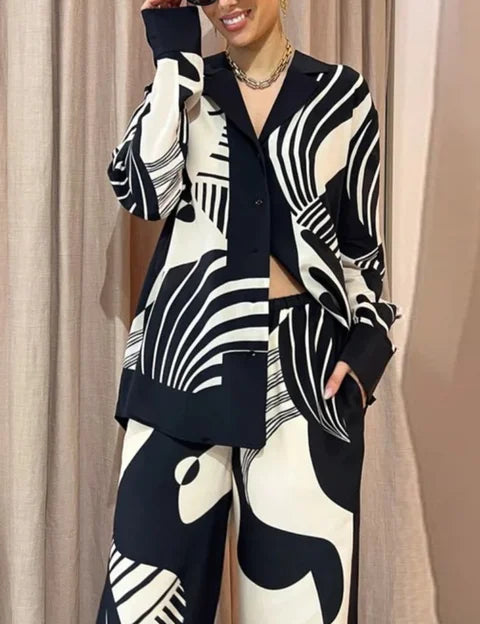 Sophie | Tweedelige set in zwart en wit in de kleur Zwart voor dames in stijl ideaal voor de zomer.