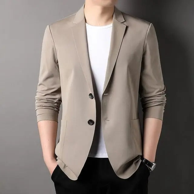 Stijlvolle toevoeging aan de garderobe van elke moderne man. Deze blazer heeft een focus op casual chic, is perfect voor diverse gelegenheden en biedt een stijlvolle slim-fit pasvorm, comfortabel en kreukvrij materiaal en knoopsluitingen.