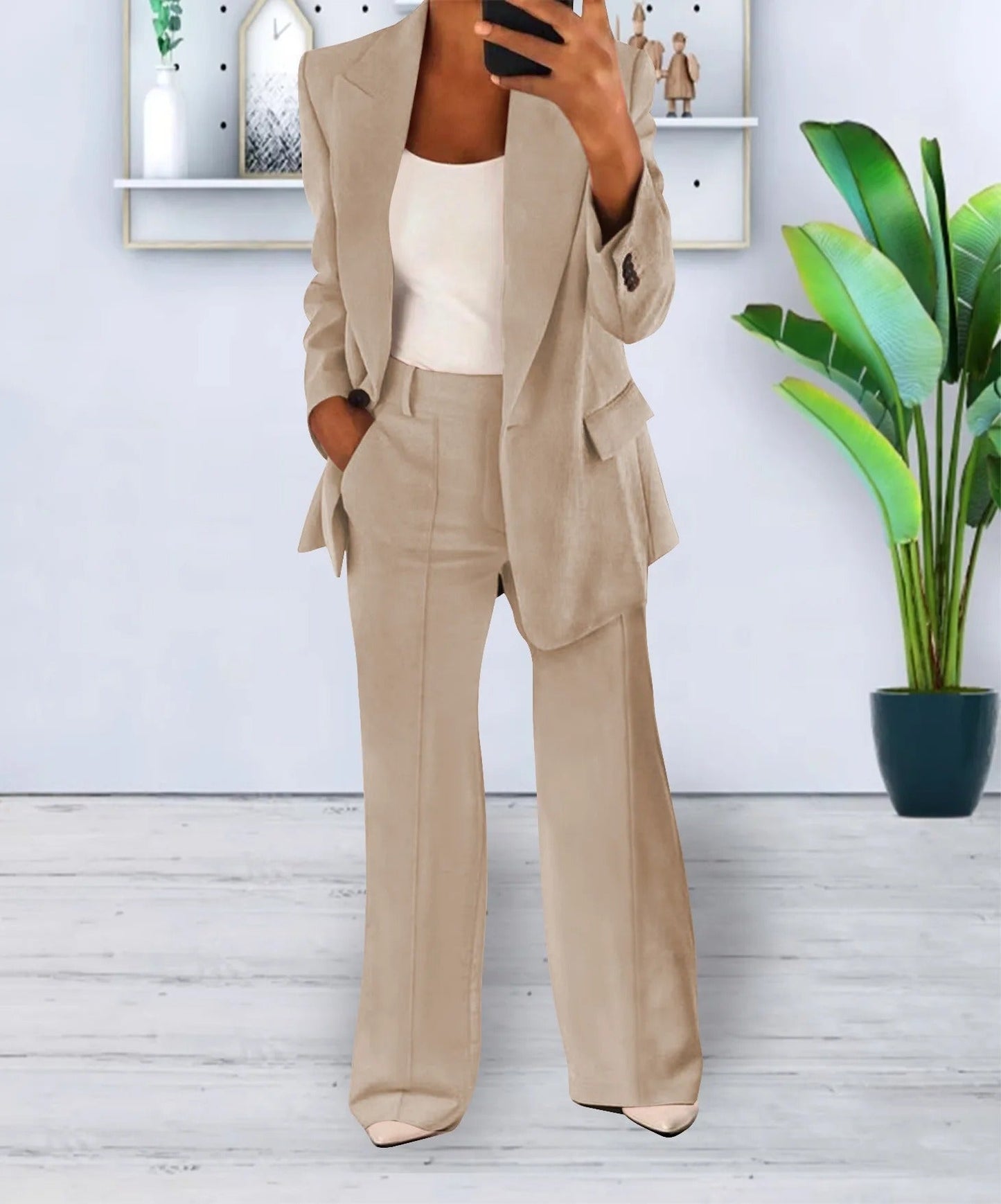 Ontdek de veelzijdige verfijning van deze dames blazer en broek set. Gemaakt van hoogwaardig polyester met een lichte stretch, biedt deze combinatie zowel comfort als stijl, geschikt voor diverse gelegenheden. De oversized blazer straalt een casual en verfijnde charme uit, terwijl de rechte broek moeiteloos professionaliteit met moderne flair combineert.