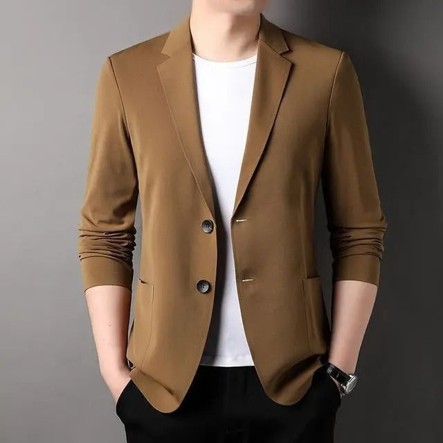 Stijlvolle toevoeging aan de garderobe van elke moderne man. Deze blazer heeft een focus op casual chic, is perfect voor diverse gelegenheden en biedt een stijlvolle slim-fit pasvorm, comfortabel en kreukvrij materiaal en knoopsluitingen.