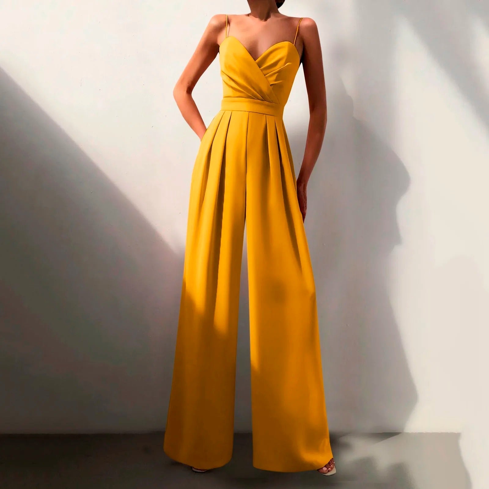 Zomerse jumpsuit voor een elegante en comfortabele look. Gemaakt van zacht en flatterend materiaal, met een vrouwelijk ontwerp dat geschikt is voor diverse lichaamsvormen. Perfect voor een modieuze uitstraling.